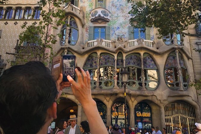 Barcelona: Sagrada Familia, Park Guell & Tapas Private Tour - Tapas on Rambla Catalunya