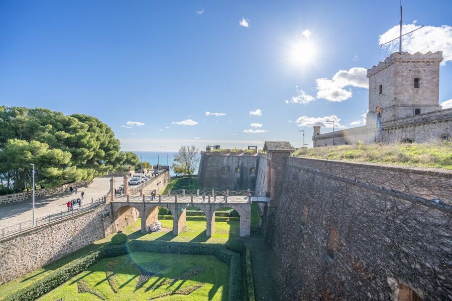 Barcelona: Walking tour with Montjuic Castle & Cable Car - Taking the funicular toward Montjuïc