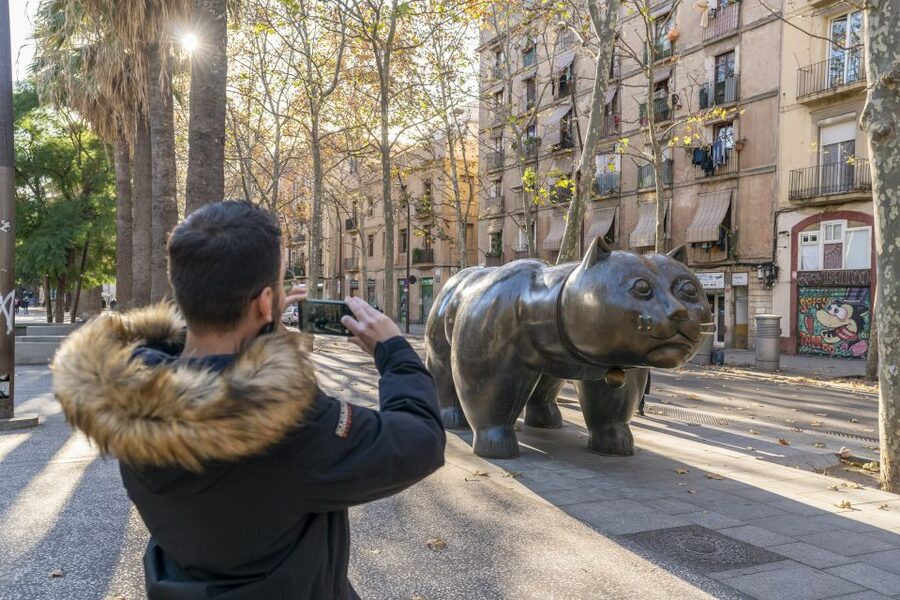 Barcelona: Walking tour with Montjuic Castle & Cable Car - Montjuïc Castle, dungeons, and tower