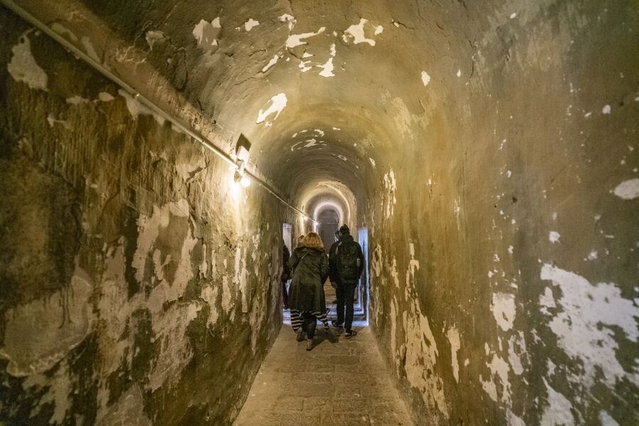 Barcelona: Walking tour with Montjuic Castle & Cable Car - Returning toward El Molino Paral·lel