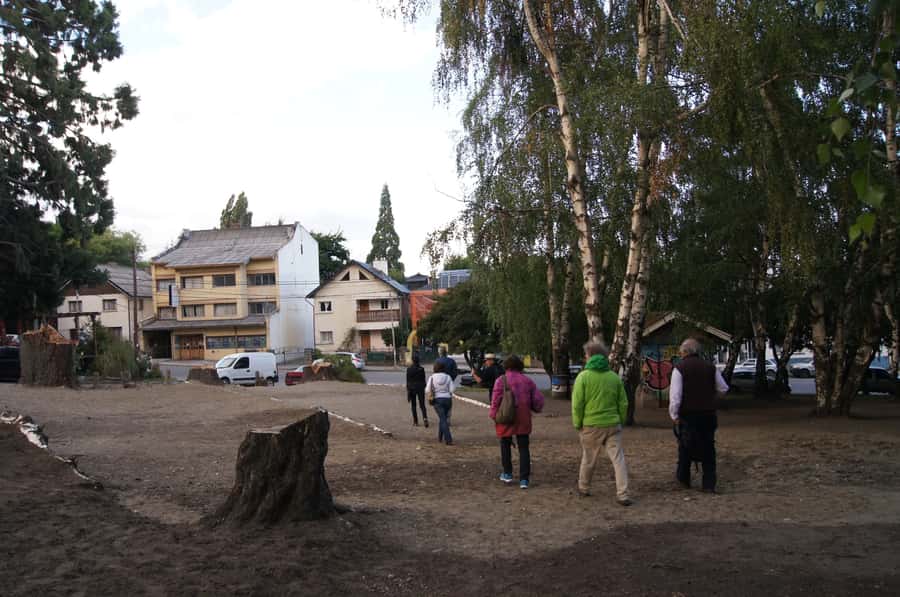 Bariloche: German Immigration and History Walking Tour - Guide style, languages, and pacing