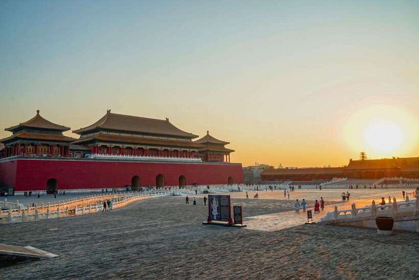 Beijing: Highlights of Forbidden City Private Walking Tour - The central axis and the imperial courts