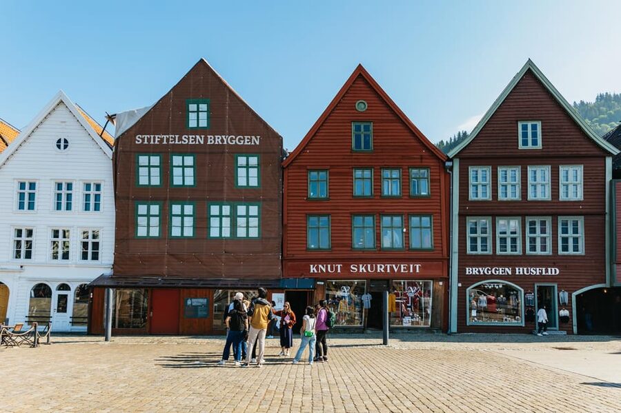 Bergen: Past & Present Small Group Guided Walking Tour - Fløibanen and the climb toward local views