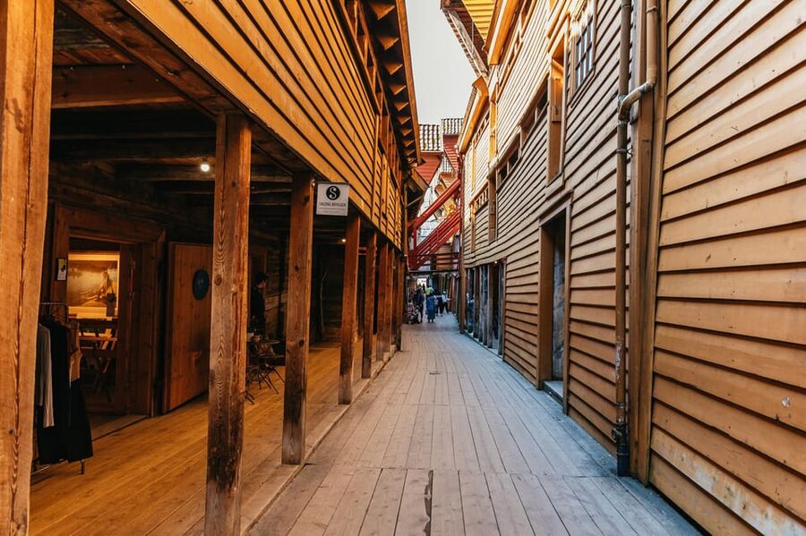 Bergen: Past & Present Small Group Guided Walking Tour - Starting at Bergenhus Fortress