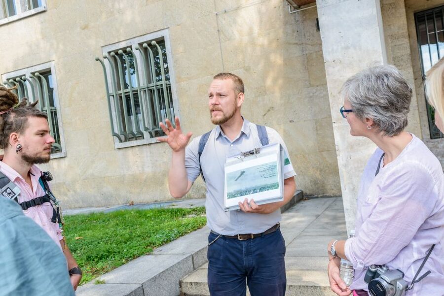 Berlin: 2.5-Hour Walking Tour through Kreuzberg 61 - Riehmers Hofgarten and the beauty of the courtyard