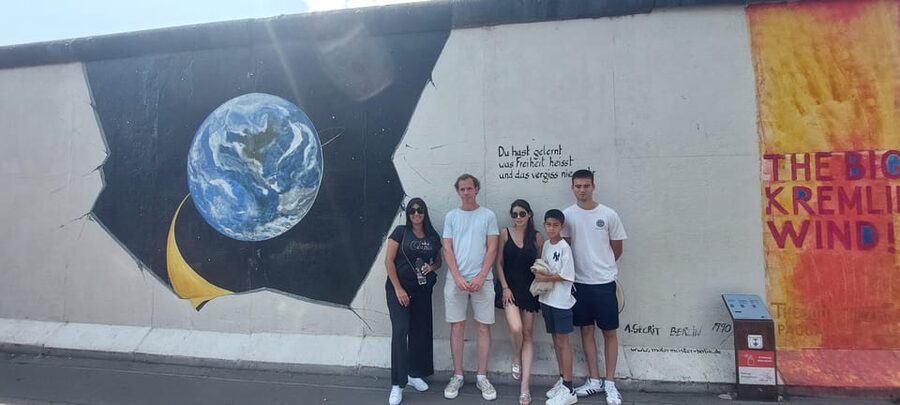 Berlin: Berlin Wall & East Side Gallery Walking Tour - Oberbaumbrücke, the visual link between districts