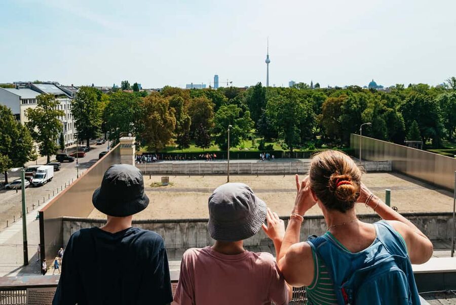Berlin: Cold War Walking Tour on Berlin Wall Route - From 1961 to November 1989