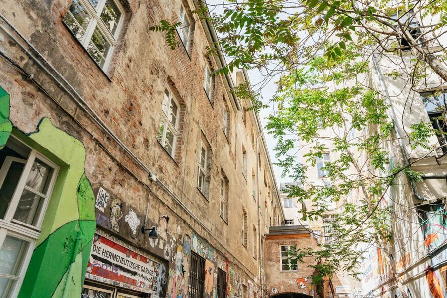 Berlin: Hidden Backyards Guided Walking Tour - Heckmann Höfe, a leafy pause behind Oranienburger Straße