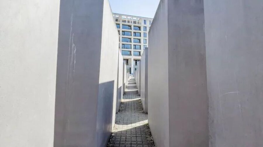 Berlin: Hitler's Berlin The Rise & Fall Guided Walking Tour - What the guides do best