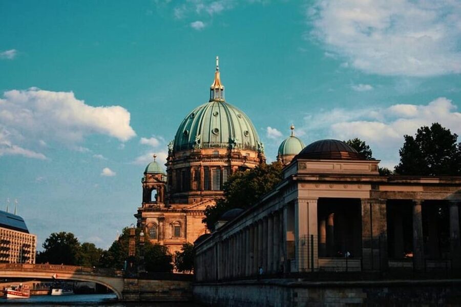 Berlin : Must-see attractions Walking Tour - Berlin Wall: beginning with the city’s division