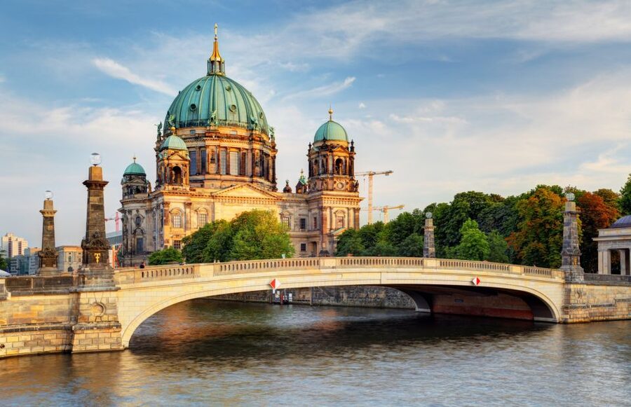 Berlin: Sightseeing Walking Tour of the Top 20 Attractions - Starting beside the German Chancellery