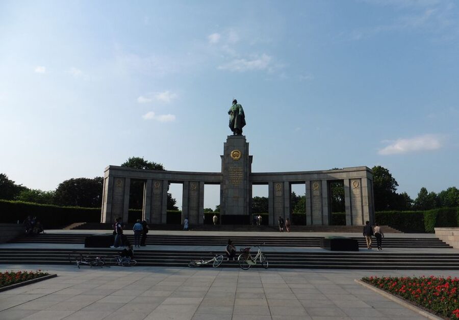 Berlin: The Time of National Socialism Walking Tour - Start at Pariser Platz and the Brandenburg Gate