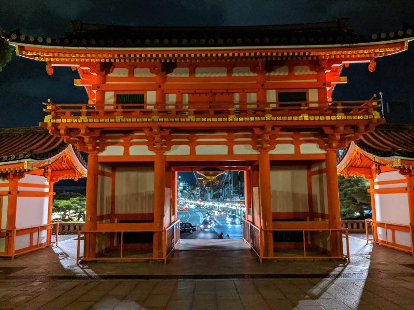 Best of Kyoto: Gion, Geisha, Pagodas & Cobblestones - Why Gion works so well at night