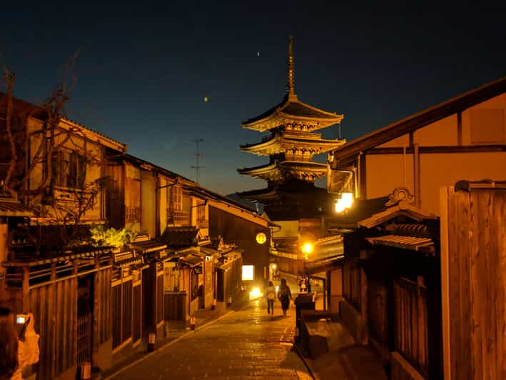 Best of Kyoto: Gion, Geisha, Pagodas & Cobblestones - Ninenzaka and the climb through old Kyoto
