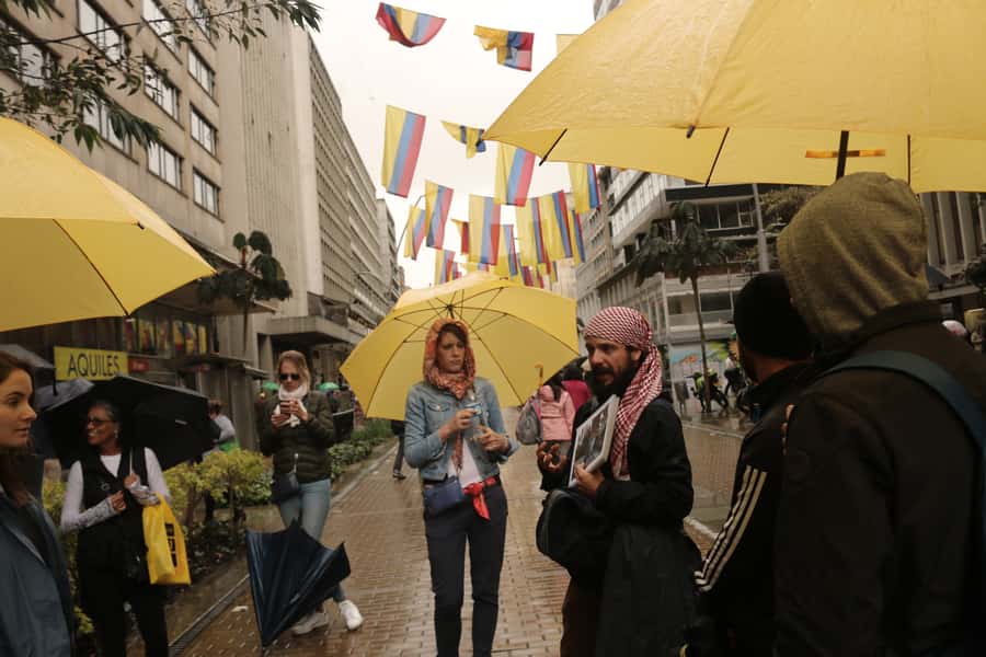 Bogotá: Guided La Candelaria Walking Tour - La Concordia market and Colombian fruit