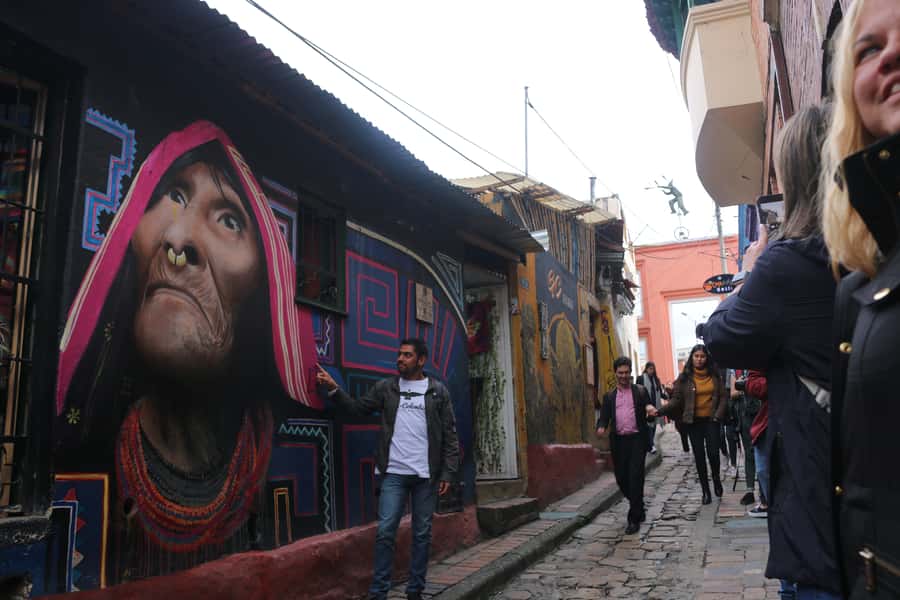 Bogotá: Guided La Candelaria Walking Tour - Carrera Séptima and the route into central Bogotá