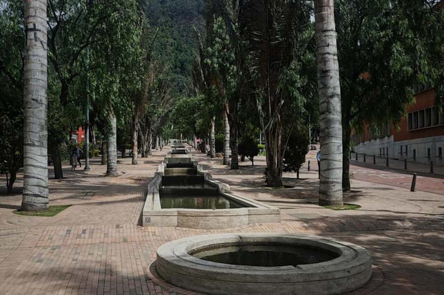 Bogotá: Guided La Candelaria Walking Tour - What the guides add to the experience
