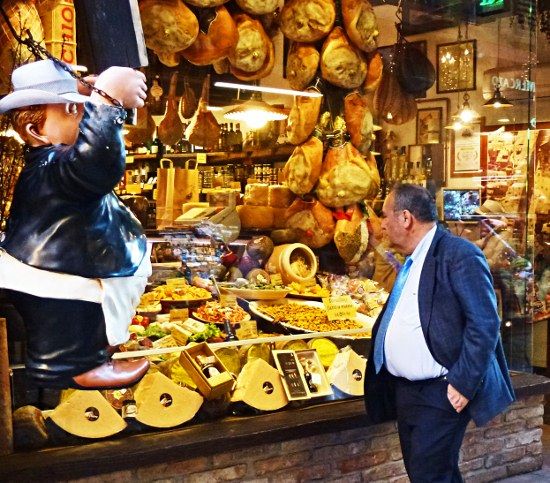 Bologna: Guided Walking Tour - Court Isolani and the route to Strada Maggiore