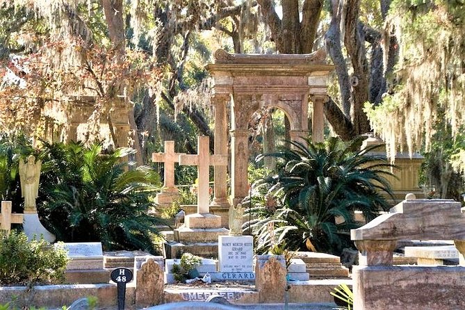 Bonaventure Cemetery Walking Tour with Transportation - Why Bonaventure Cemetery deserves a guided visit