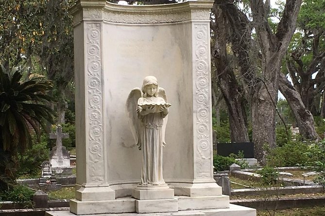 Bonaventure Cemetery Walking Tour with Transportation - A small group, but still an outdoor tour