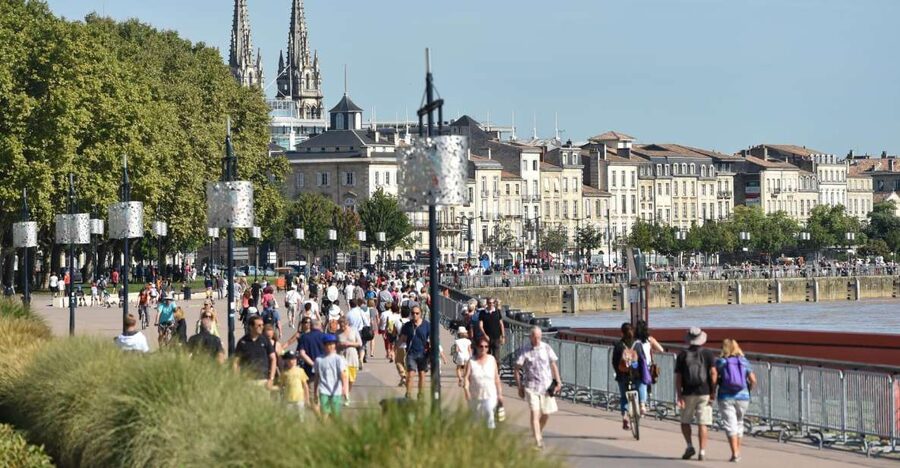 Bordeaux: Guided Walking Tour - Grand boulevards, theaters, and private mansions