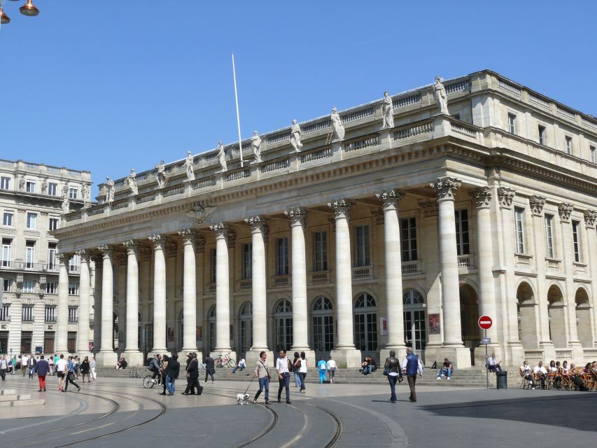 Bordeaux: Guided Walking Tour - French and English: the choice that affects the pace