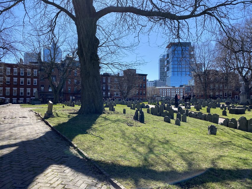 Boston: Freedom Trail Guided Walking Tour in French - North End streets, Paul Revere, and Old North Church