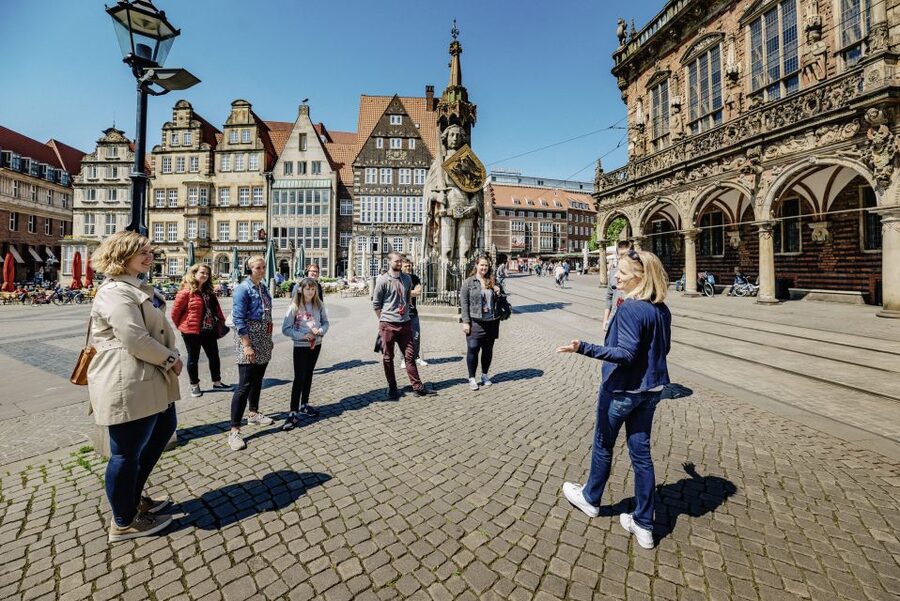 Bremen: City Center Guided Walking Tour - Reading the red brick of Böttcherstraße