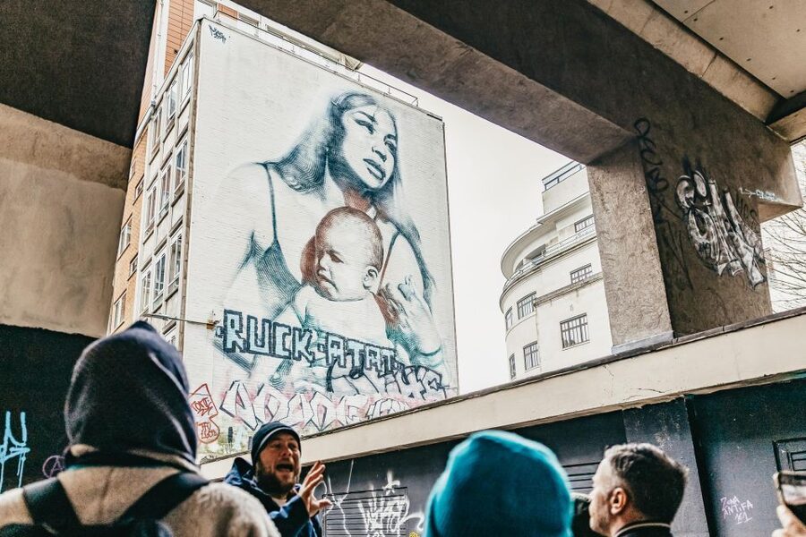 Bristol: Blackbeard to Banksy Guided Walking Tour - Bristol Bridge, Llandoger Trow, and Queen Square