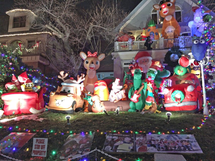 Brooklyn: Dyker Heights Christmas Walking Tour - Cold weather, crowds, and the pace of the walk