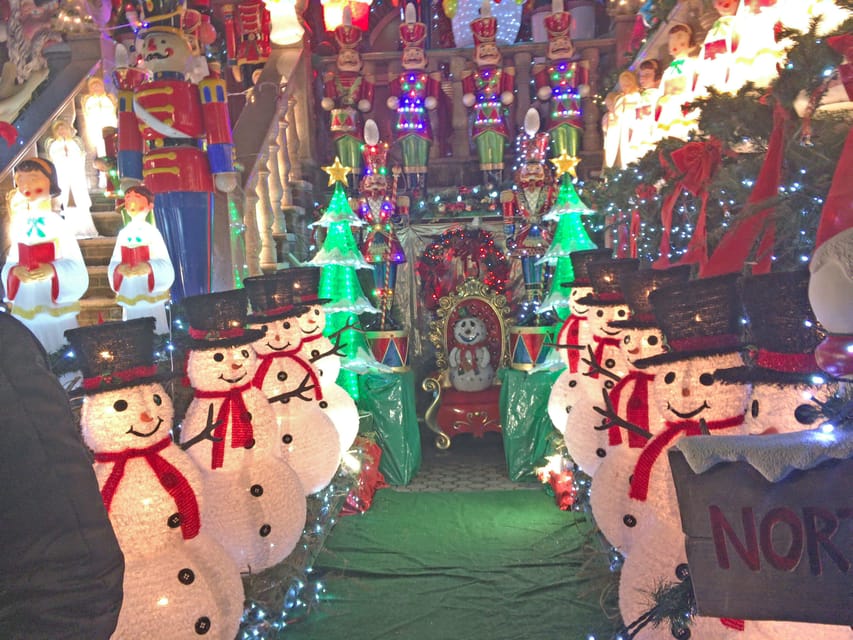Brooklyn: Dyker Heights Christmas Walking Tour - Meeting at Gigi’s Bakery, then walking into the lights