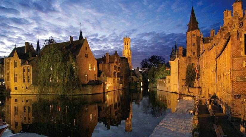 Bruges: Guided Walking Tour - Starting at the Lake of Love