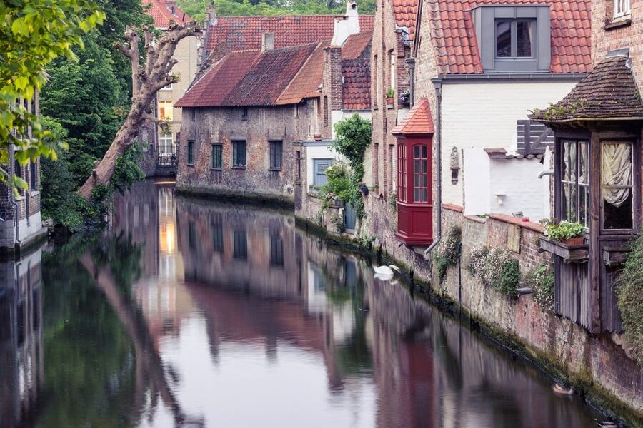 Bruges: Walking Tour, Canal Boat Trip w/Beer Tasting Option - The 30-minute canal boat trip
