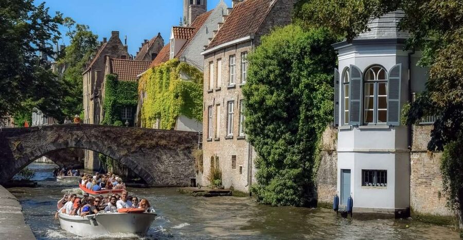 Bruges: Walking Tour, Canal Boat Trip w/Beer Tasting Option - What the Belgian beer tasting adds