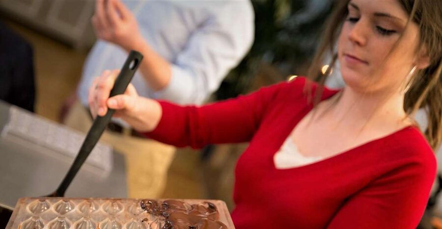 Brussels: Chocolate Workshop and Guided Walking Tour - Ten tastings, from cocoa origins to Belgian pralines
