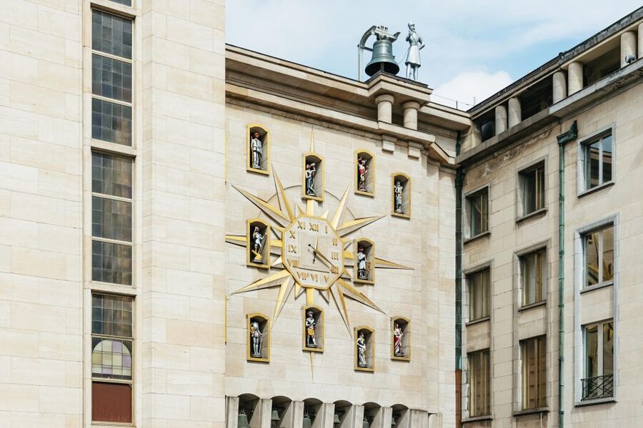 Brussels: City Highlights Walking and Tasting Tour - Manneken Pis and the stories behind the statue