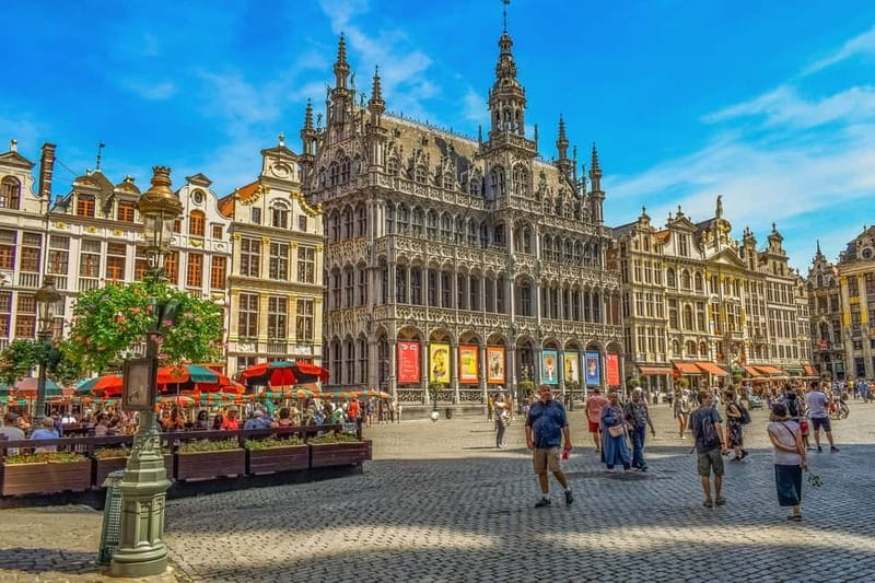 Brussels Highlights: Walking & Bus Tour with Waffle Tasting - Meeting your guide near the Tourist Information Centre