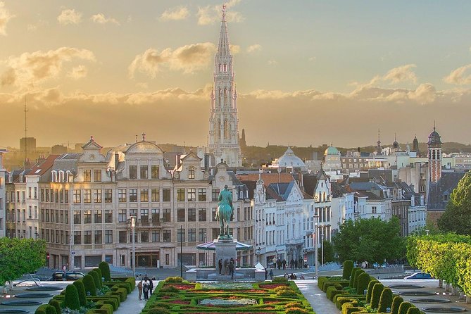 Brussels: Historical Walking Tour with Chocolate & Waffle Tasting - A quiet pause in Parc de Bruxelles