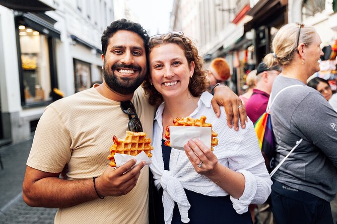 Brussels: Historical Walking Tour with Chocolate & Waffle Tasting - Small statues and serious stories