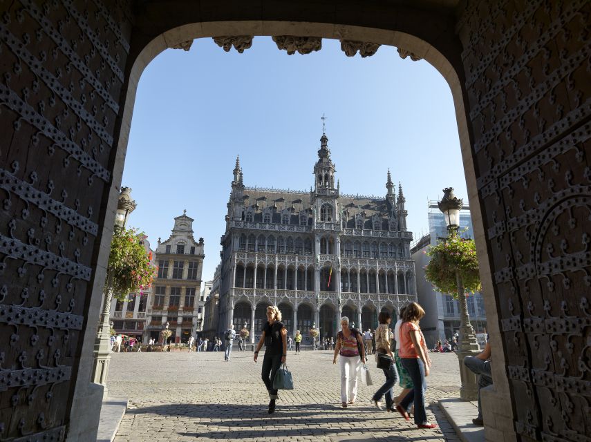 Brussels: Private 3-Hour Sightseeing Walking Tour - The guides, languages, and storytelling