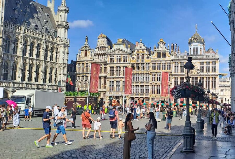 Brussels: Walking Food Tour with Chocolate, Beer, & Waffles - How the guides shape the experience