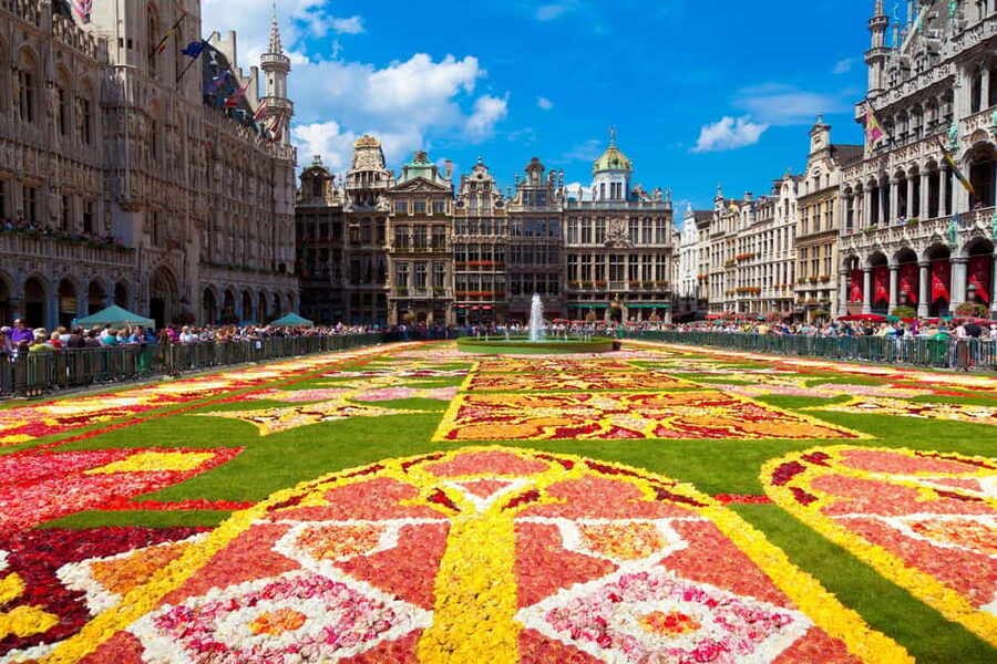 Brussels: Walking Food Tour with Chocolate, Beer, & Waffles - Old Brussels, from the Bourse to Manneken Pis