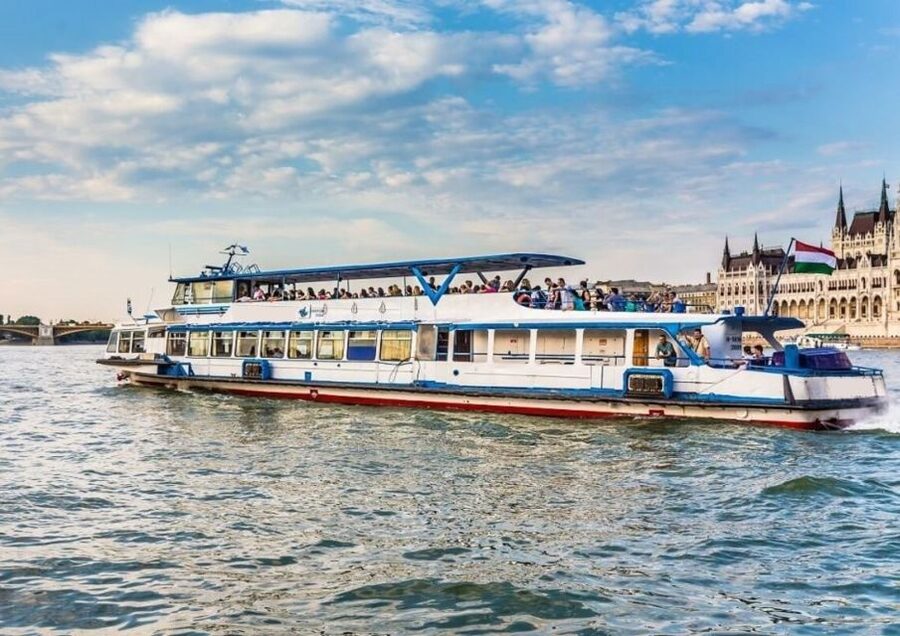 Budapest: 3-hour City Tour with Castle Walk + 1-hour Cruise - Castle Hill, Fisherman’s Bastion, and Matthias Church