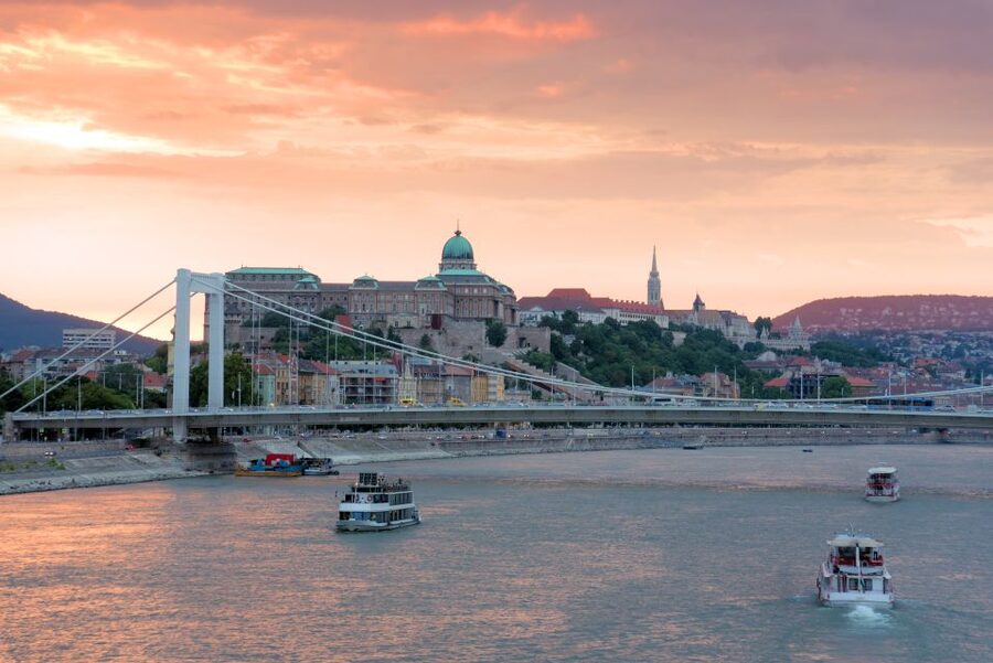 Budapest: 3-hour City Tour with Castle Walk + 1-hour Cruise - Parliament and the crossing into Buda