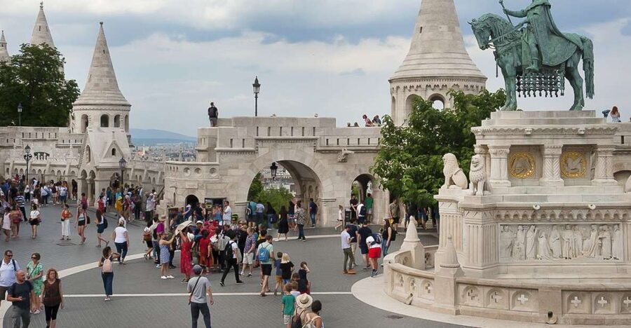 Budapest 3-Hour Walking Tour in Italian - Reaching the Buda Castle area