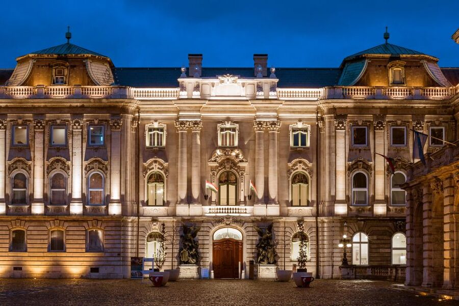 Budapest: Buda Castle Walk with Saint Stephen's Hall - Entering St. Stephen’s Hall