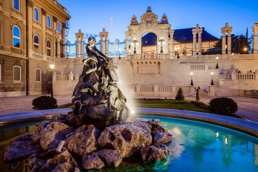 Budapest: Buda Castle Walk with Saint Stephen's Hall - What the guides add to the experience