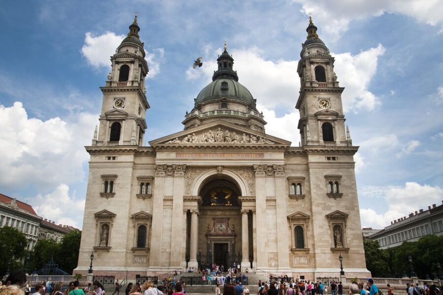 Budapest: Inner City Walking Tour in German - St. Stephen’s Basilica and the grand scale of Pest