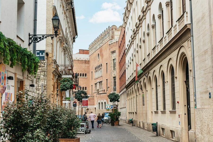 Budapest: Jewish History Guided Walking Tour with Historian - Starting beside Erzsébet Square