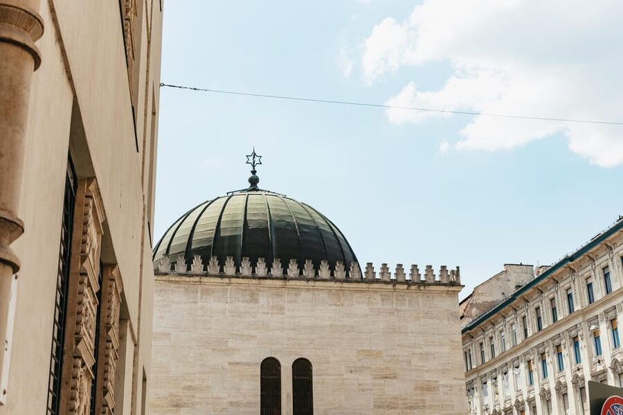 Budapest: Jewish History Guided Walking Tour with Historian - Coffee, flódni, and a small taste of local culture